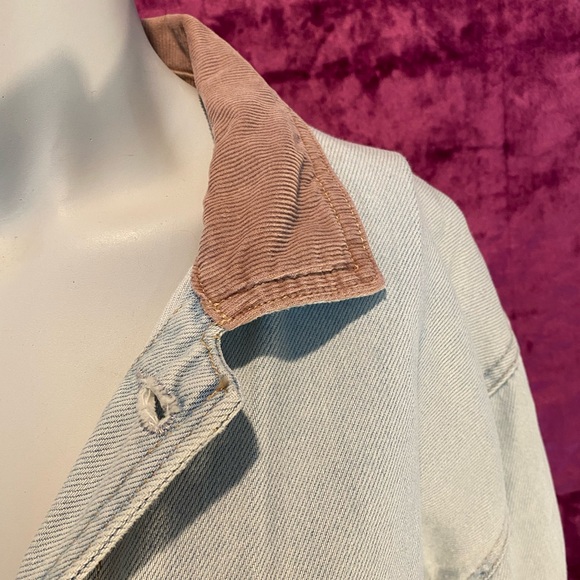 American Eagle oversized denim jacket with pink corduroy collar - Picture 4 of 7